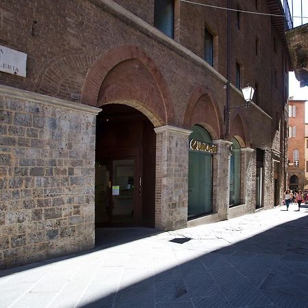 Il Tolomei - Central In The Middle Of Main Street Siena Oda fotoğraf
