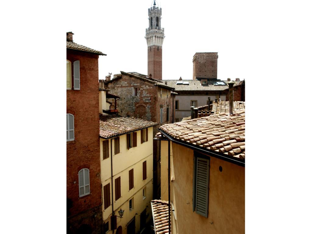 Il Tolomei - Central In The Middle Of Main Street Siena Oda fotoğraf