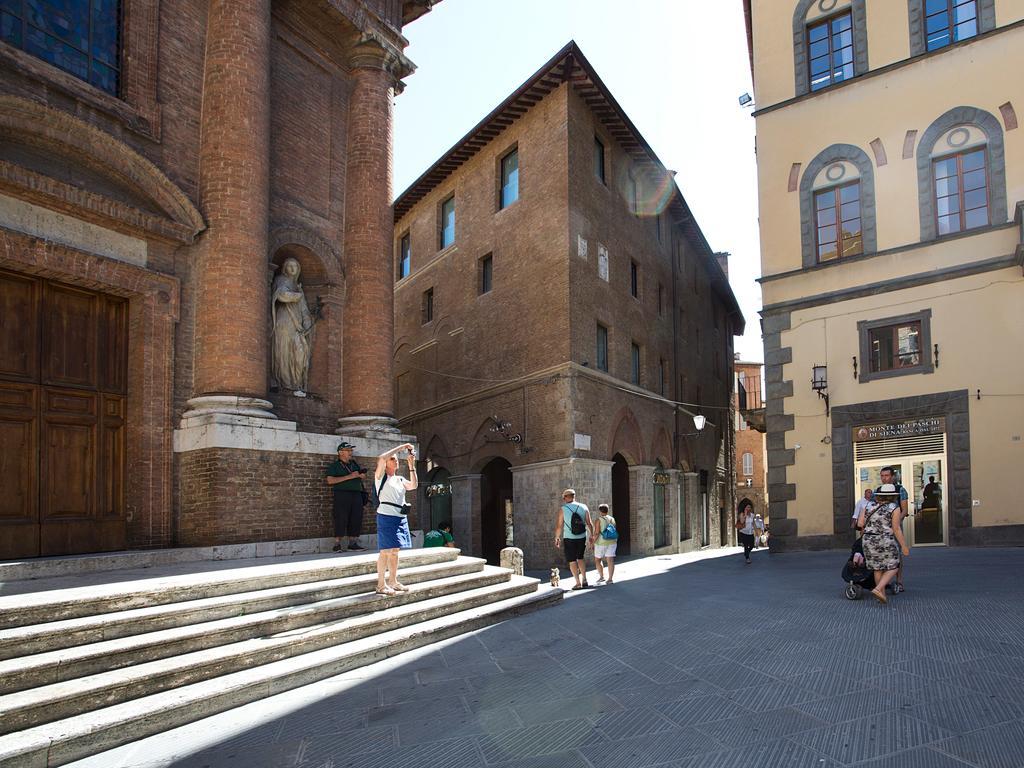 Il Tolomei - Central In The Middle Of Main Street Siena Oda fotoğraf