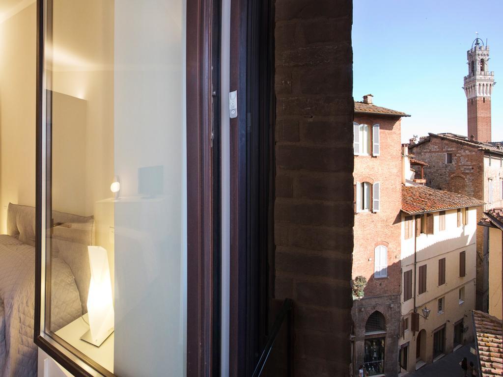 Il Tolomei - Central In The Middle Of Main Street Siena Oda fotoğraf